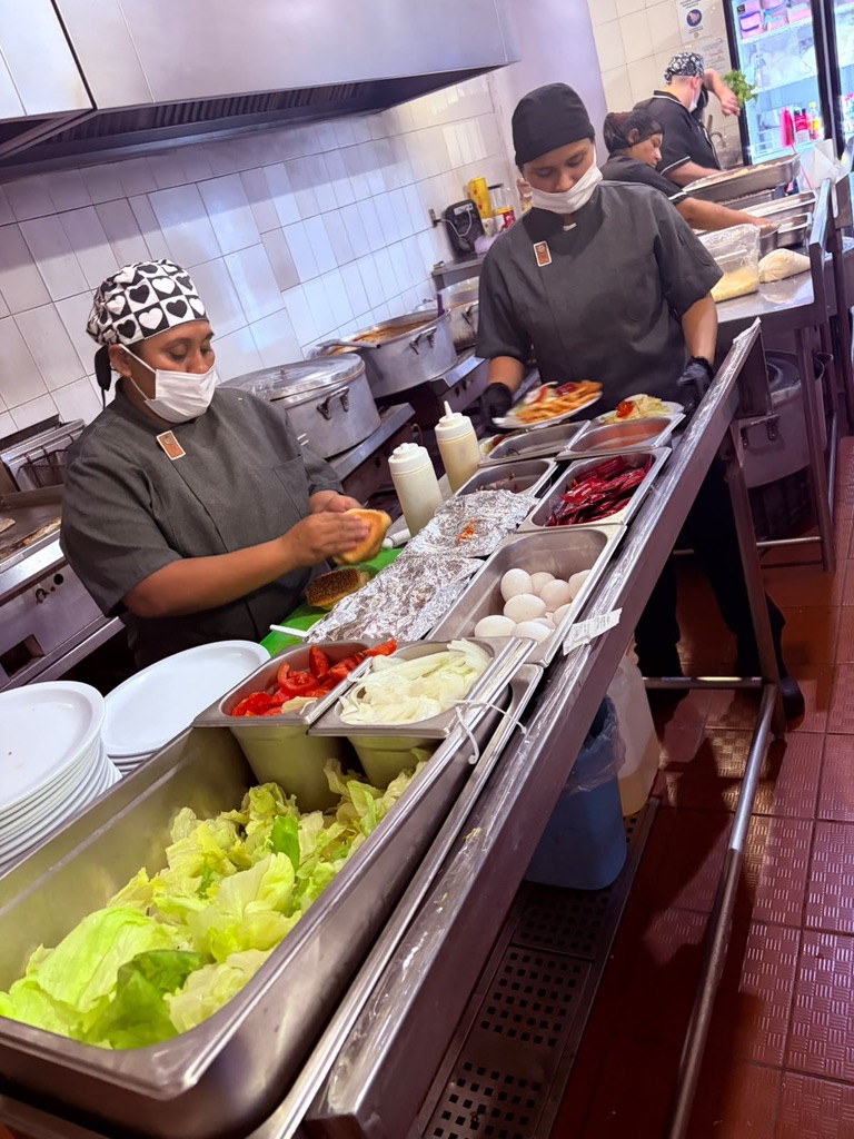 Equipo CICSA preparando ingredientes en una cocina industrial