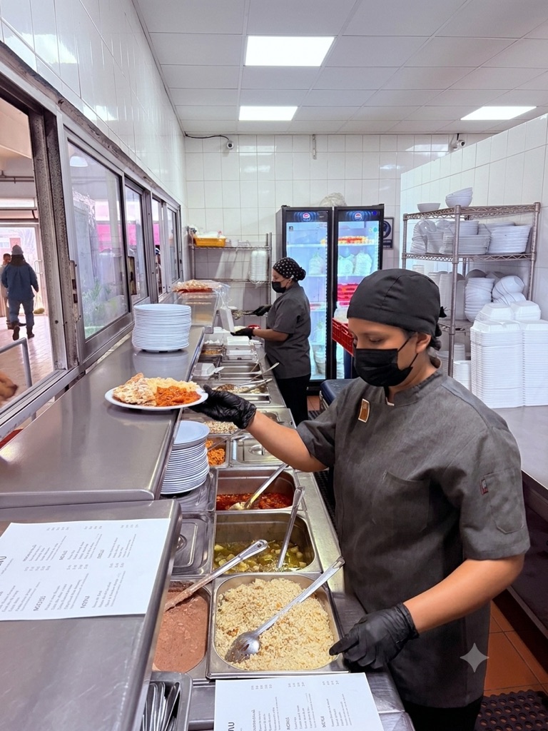 Colaboradora CICSA sirviendo un platillo en comedor industrial